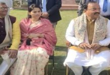 निष्काशित विधायिका पूजा पाल ने केशव मौर्य के पैर छू लिया आशीर्वाद, बोली वो मेरे गार्जियन है