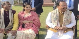 निष्काशित विधायिका पूजा पाल ने केशव मौर्य के पैर छू लिया आशीर्वाद, बोली वो मेरे गार्जियन है