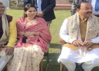 निष्काशित विधायिका पूजा पाल ने केशव मौर्य के पैर छू लिया आशीर्वाद, बोली वो मेरे गार्जियन है