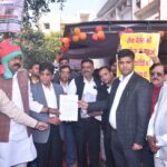 पूर्व सांसद राजारामपाल की अगुवाई में जैना पैलेस के निवासियों ने जिलाधिकारी कार्यालय पर दिया धरना, जिलाधिकारी कों सम्बोधित ज्ञापन एसीएम कों दिया