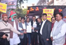 पूर्व सांसद राजारामपाल की अगुवाई में जैना पैलेस के निवासियों ने जिलाधिकारी कार्यालय पर दिया धरना, जिलाधिकारी कों सम्बोधित ज्ञापन एसीएम कों दिया