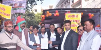 पूर्व सांसद राजारामपाल की अगुवाई में जैना पैलेस के निवासियों ने जिलाधिकारी कार्यालय पर दिया धरना, जिलाधिकारी कों सम्बोधित ज्ञापन एसीएम कों दिया