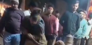 मिर्जापुर में दिव्यांग भिक्षुक को दरोगा ने डंडों से पीटा, मारपीट का वीडियो वायरल।