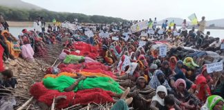 मध्यप्रदेस मे चिताओ पर लेटी महिलाये,केन बेतवा लिंक परयोजना का विरोध