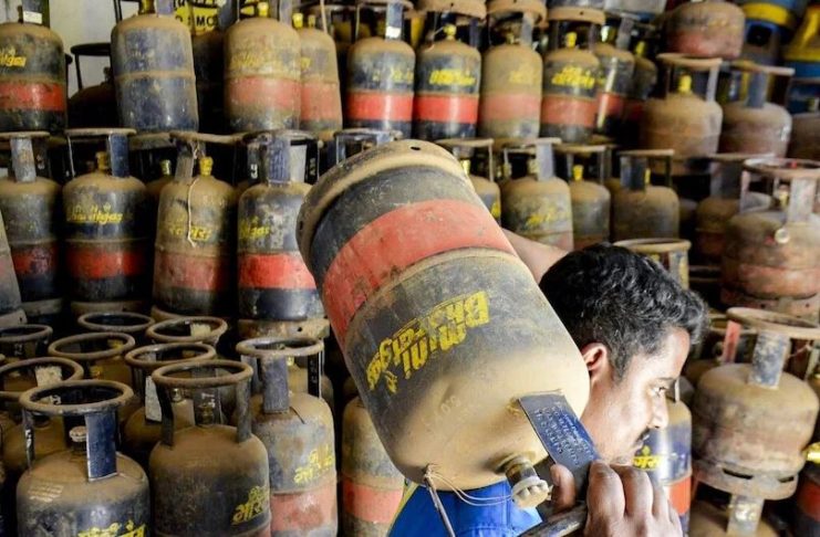 महंगाई की मार -अब से 12 की जगह मिलेगे केवल 4 सब्सिडी वाले गैस सिलेंडर