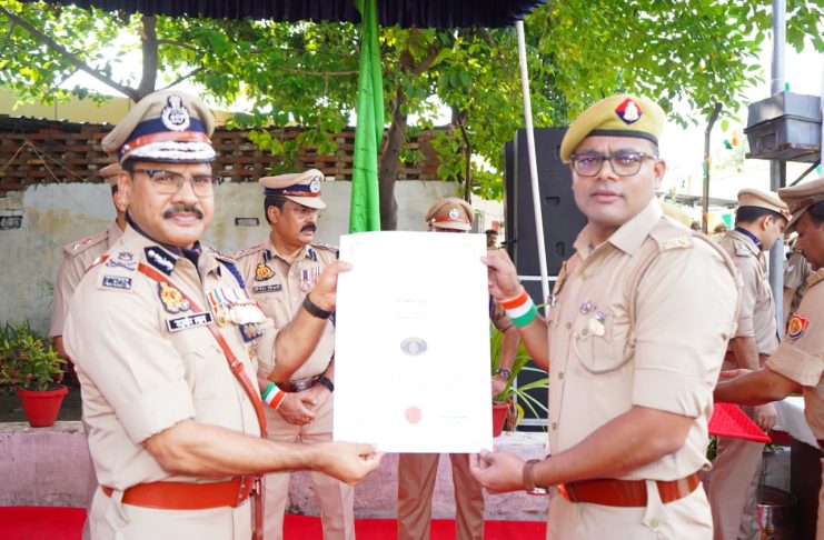 उत्कृष्ट सेवाओं के लिए आरक्षी नवीन कुमार को स्वतंत्रता दिवस पर स्वर्ण पदक से किया गया सम्मानित